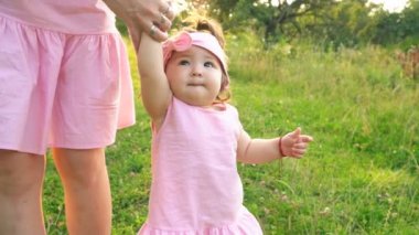 Anne ve kızı aynı elbiseler