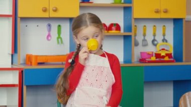 küçük kız çay içiyor