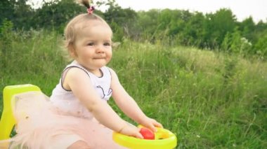 küçük kız bir daktilo sürme