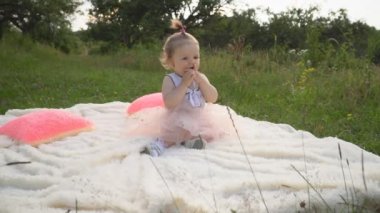 küçük kız içecekler su