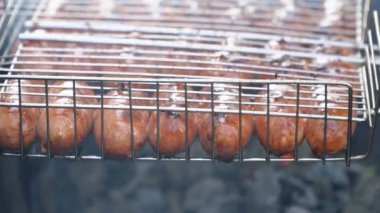 ateş üzerinde pişirme sosis