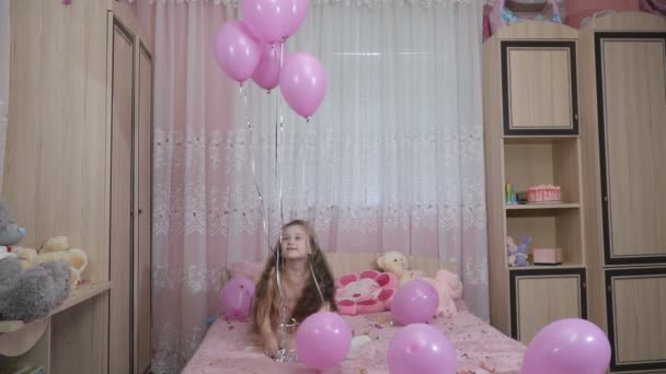 Маленькая девочка прыгает с мячами — стоковое видео