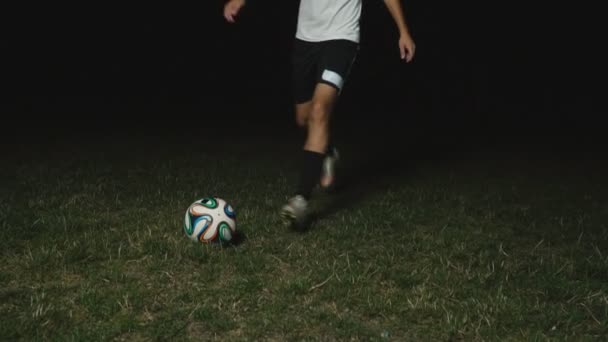 Schläge auf den Ball auf dem Fußballplatz — Stockvideo