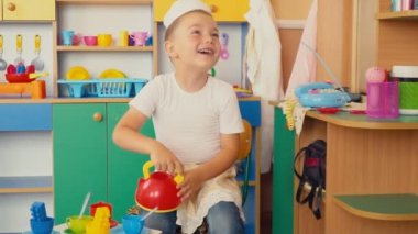 küçük çocuk ne pişiyor oynuyor