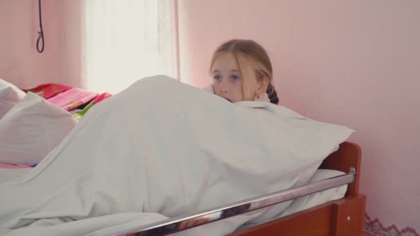 La ragazza è andata a letto — Video Stock