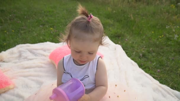 Das kleine Mädchen trinkt Wasser — Stockvideo