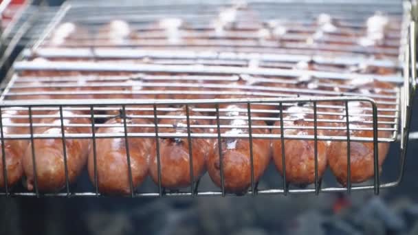 香肠烹调在火 — 图库视频影像