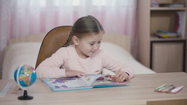 Het kleine meisje is lezen — Stockvideo