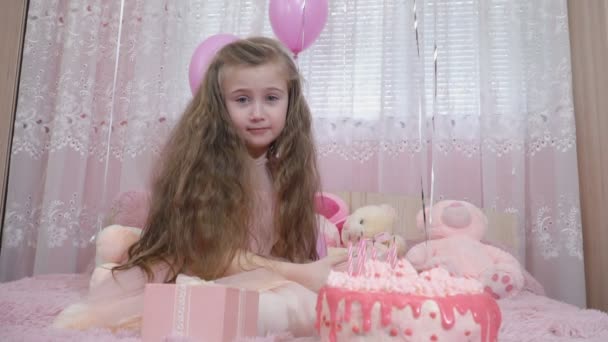 Bambina vicino alla torta — Video Stock