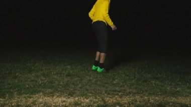 bir top ile futbolcu