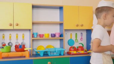 küçük çocuk ne pişiyor oynuyor