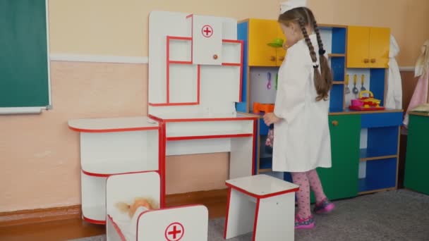 Bambina sta giocando medico — Video Stock