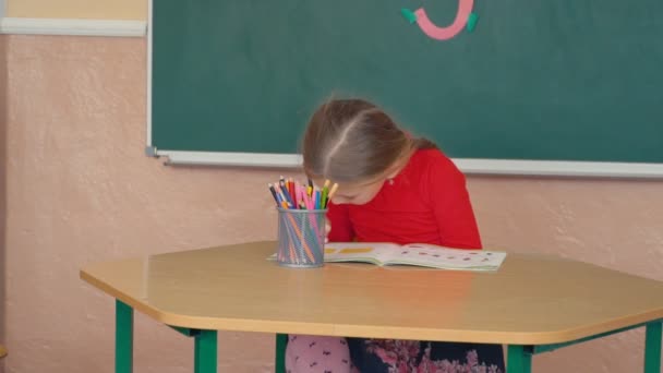 Malá holčička kreslí něco — Stock video