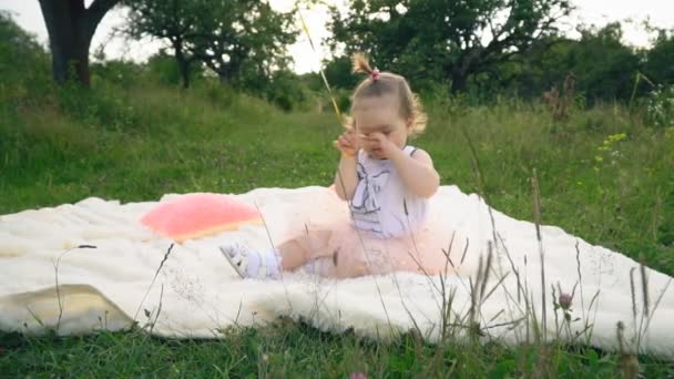 A kislány egy lufival játszik. — Stock videók