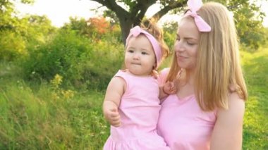 Anne ve kızı aynı elbiseler