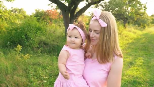 Mamá y su hija en vestidos idénticos — Vídeo de stock