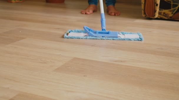 Reiniging van de vloer met een dweil — Stockvideo
