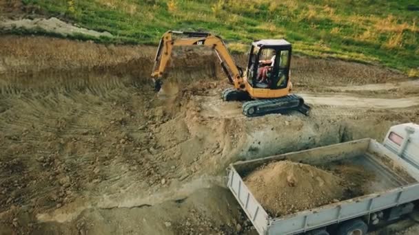 L'escavatore carica un camion — Video Stock
