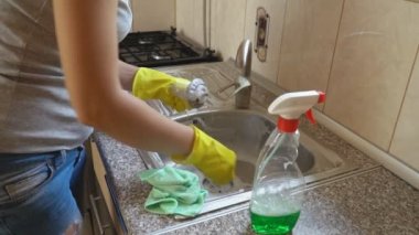 kadının bulaşıkları yıkar