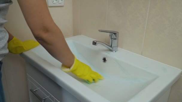 Lány mosás mosás medence mosdó — Stock videók
