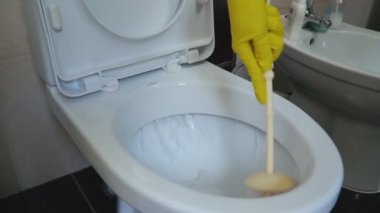 kadın tuvalet yıkar