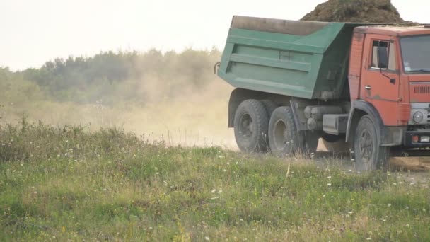 El camión transporta la tierra — Vídeo de stock