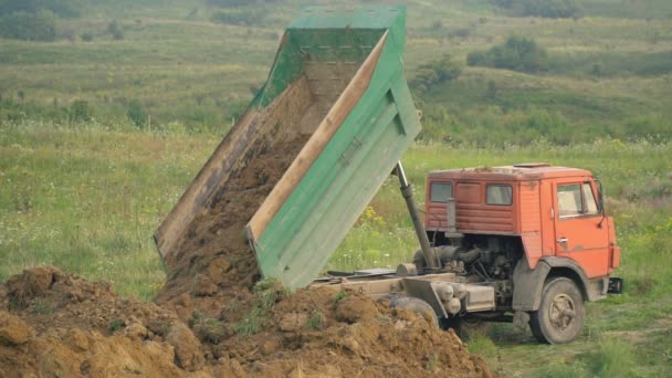 Samochód ciężarowy zwalnia ziemi — Wideo stockowe