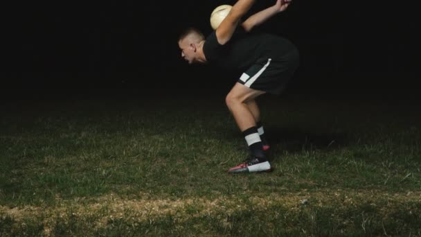 Футболист ловит мяч — стоковое видео