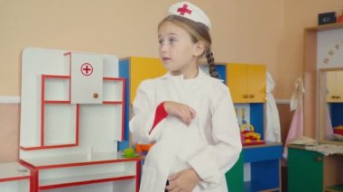 küçük kız doktor oynuyor