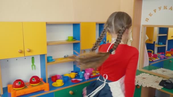 Niña jugando en la cocina de alimentos — Vídeos de Stock