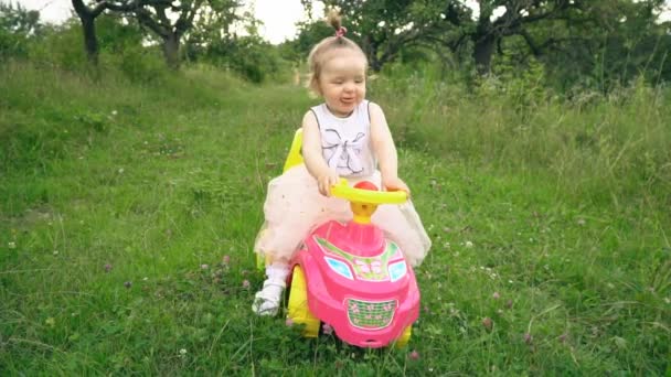Gadis kecil itu mengendarai mesin ketik — Stok Video