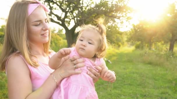 Mãe e filha em vestidos idênticos — Vídeo de Stock