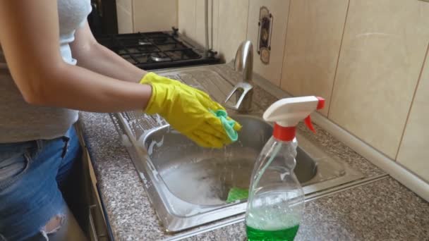 洗涤水槽的妇女 — 图库视频影像