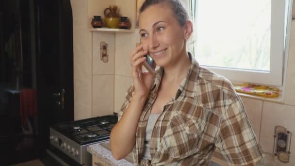 Η γυναίκα μιλάει στο τηλέφωνο — Αρχείο Βίντεο