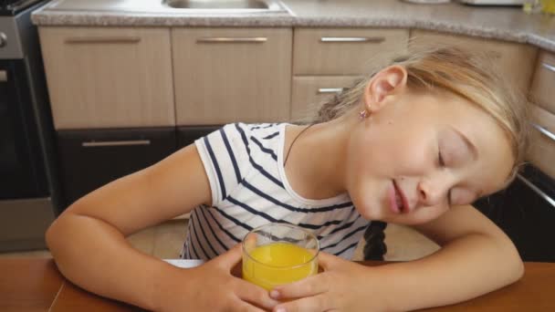 Malá holka pije pomerančovou šťávu — Stock video