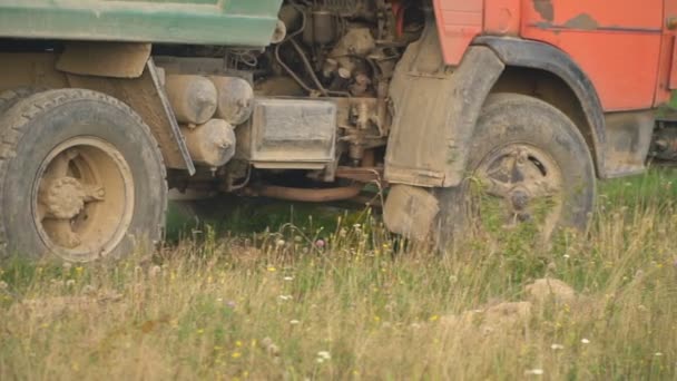 Wielen van een geladen vrachtwagen — Stockvideo