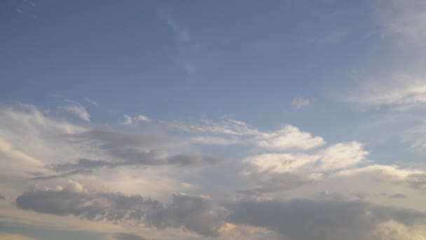 Небо с маленькими облаками — стоковое видео