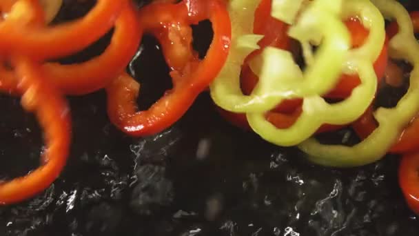 Rodajas de pimienta cayendo al agua — Vídeos de Stock