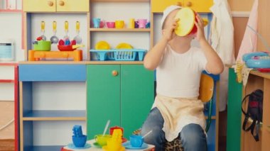 küçük çocuk ne pişiyor oynuyor