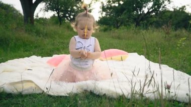 Küçük kız bir balonla oynuyor.