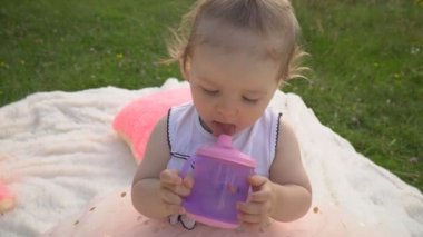 küçük kız içecekler su