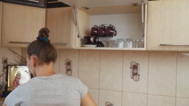 kadın dolabı açar