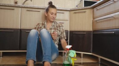 kadın temizlemekten yoruldu