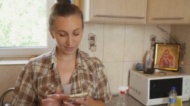 Kadın telefonda arıyor