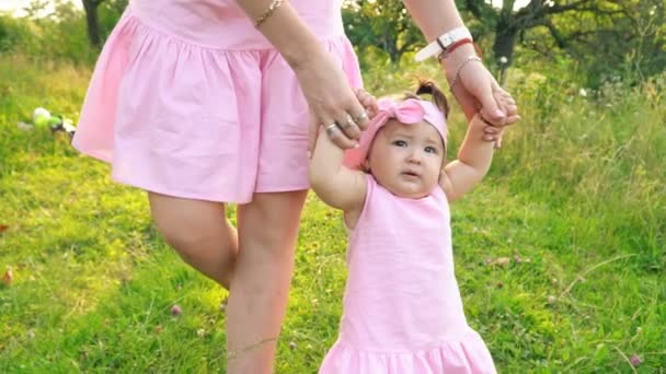 妈妈和女儿穿着一模一样的衣服 — 图库视频影像
