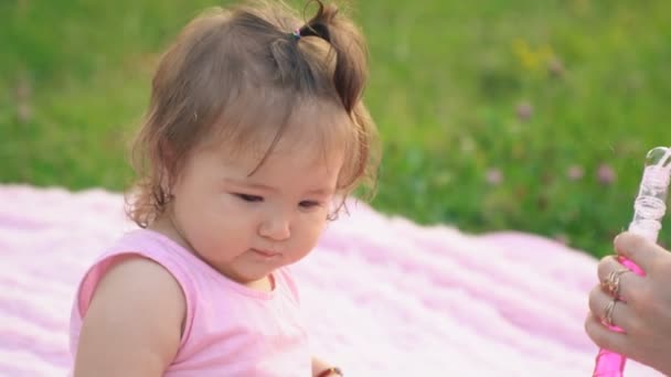 Mãe e filha estão sentados no gramado — Vídeo de Stock