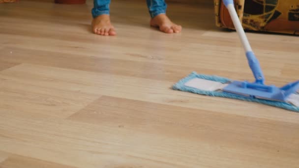 Limpiando el suelo con una fregona — Vídeo de stock