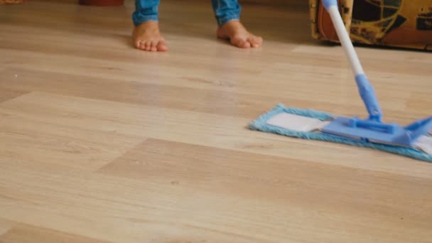 Cleaning the floor with a mop — Stock Video