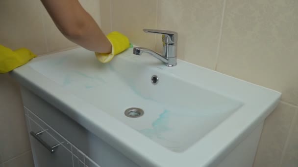 Mädchen Waschbecken Waschbecken — Stockvideo