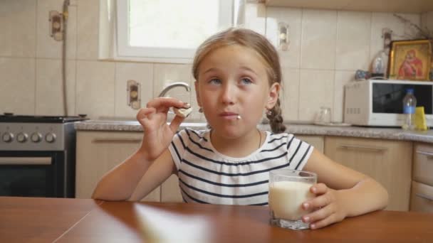 Mała dziewczynka napoje jogurt — Wideo stockowe